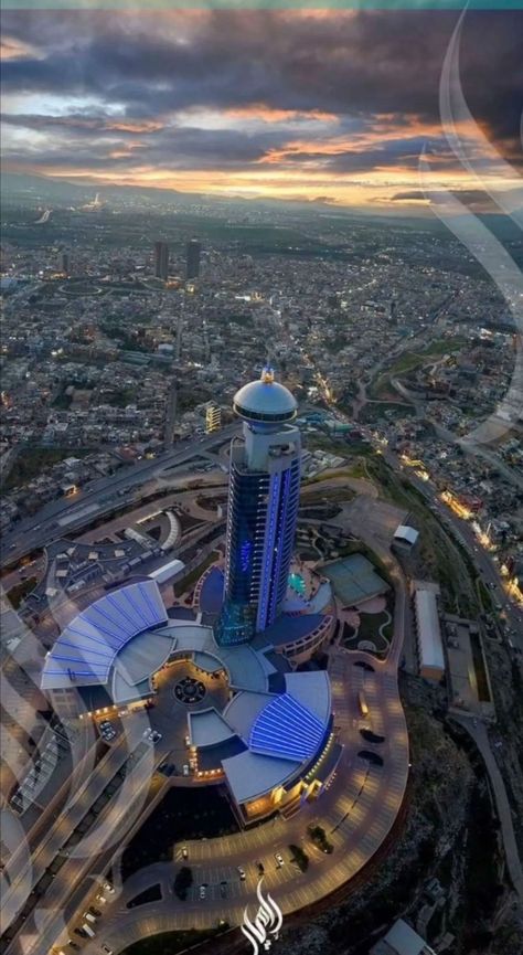 Iraq Aesthetics, Turkey Masjid, Kurdish Aesthetic, Candle In The Dark, City Life Aesthetic, Kurdish Culture, Middle Eastern Culture, Beautiful Beach Pictures, Eastern Culture