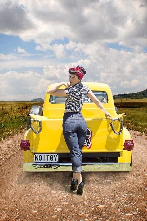 Stile Pin Up, Pin Up Car, Rockabilly Mode, Pinup Photoshoot, Cars Photography, Cars Ideas, Pin Up Vintage, Victory Rolls, Pin Up Poses