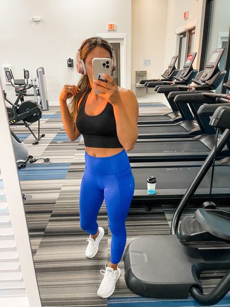 Bright Blue Leggings Outfit, Blue Leggings Outfit Workouts, Navy Blue Leggings Outfit Workout, Royal Blue Leggings Outfit, Blue Athleisure Leggings For Workout, Blue Athletic Outfit, Summer Gym Blue Leggings, Light Blue Fitted Athleisure Leggings, Blue Workout Outfit