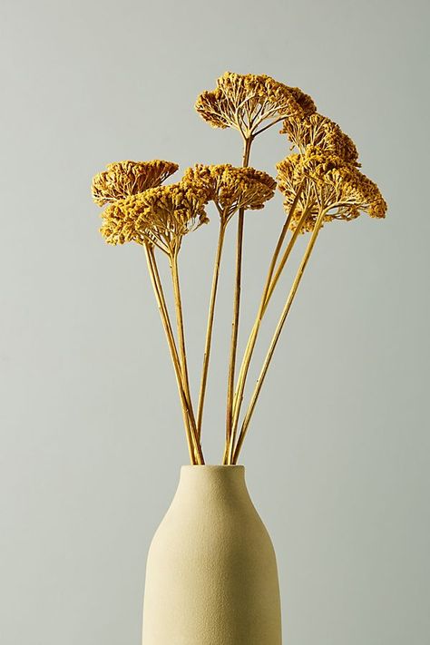 Dried Plant Decor, Vase Of Dried Flowers, Tall Dried Flowers, Dried Plant Arrangements, Dry Plants Decoration, Dry Flowers Aesthetic, Dried Plants Decor, Yarrow Bouquet, Dried Yarrow