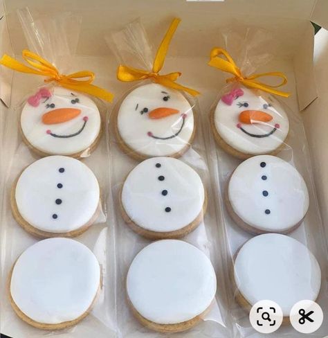 Easy Sugar Cookie Icing Designs, Penguin Sugar Cookies, Royal Icing Cookie Decorating, Jul Kaka, Holiday Cookies Decorated, Christmas Sugar Cookies Decorated, Cute Christmas Cookies, Christmas Cookies Gift, Christmas Biscuits