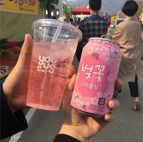 Beverages Aesthetic, Korean Drinks, Aesthetic Drinks, Sweet Cafe, Japanese Drinks, Makeup Purse, Refreshing Drinks Recipes, Cute Snacks, Pink Foods