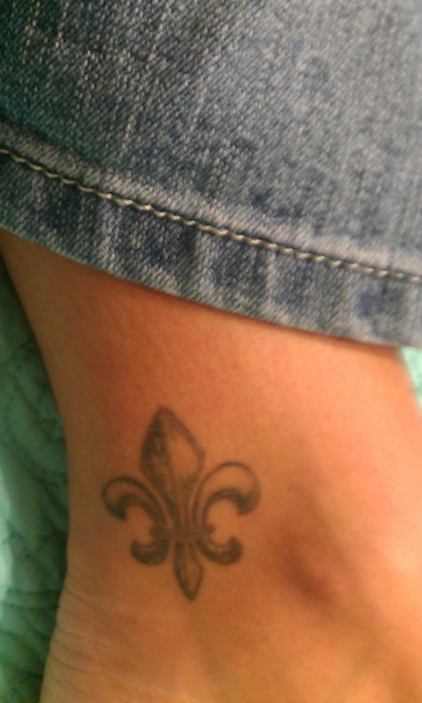 Mine... Antique New Orleans Fleur De Lis on the inside of my ankle Small New Orleans Tattoo, Flordelis Tattoo, Louisiana Tattoo, New Orleans Tattoo, Lis Tattoo, Ankle Tattoos, Tasteful Tattoos, Bff Tattoos, Cute Small Tattoos