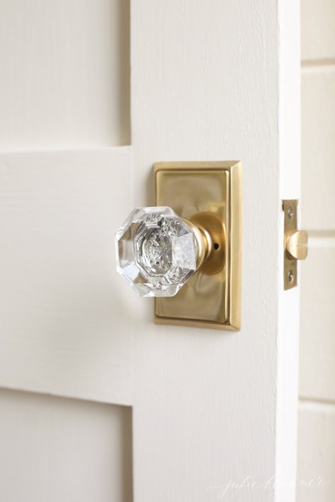 Tips to maximize a small bathroom Bedroom Door Handles, Bathroom Door Knob, Interior Door Hardware, Paneled Doors, Interior Door Knobs, Bridge Faucet, Brass Door Knobs, Crystal Door Knobs, Outlet Plates