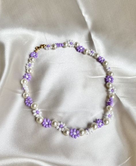 Beaded Necklace Aesthetic, Tiktok Ideas, Necklace Aesthetic, White Lilac, Diy Jewelry Projects, Aesthetic Retro, Beading Jewelery, Beaded Necklace Diy, Bead Charms Diy