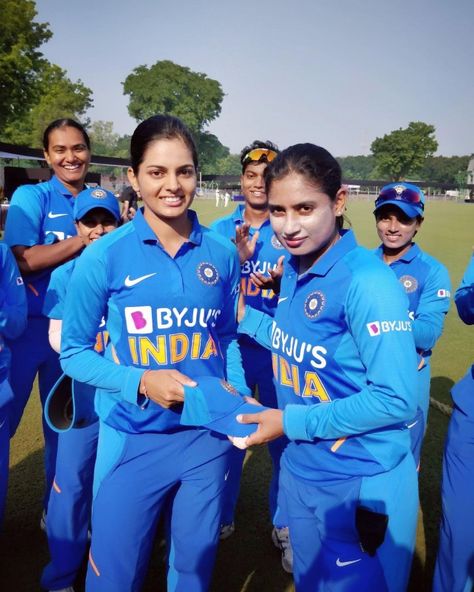 Mitali Raj, Priya Punia, Badminton Bat, Indian Cricketers, Mithali Raj, Cricket Games, India Cricket Team, Cricket Videos, Cricket Teams