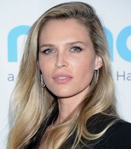 Actress Sara Foster Sara Foster, Polish Women, Bra Cup, Character Inspo, Film Industry, Dandruff, Bra Cups, Height And Weight, Body Measurements