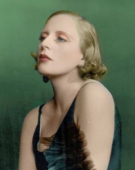 TAMARA DE LEMPICKA CIRCA 1932, PHOTOGRAPHED BY MADAME D’ORA (DORA KALLMUS). Photography 1920s, Tamara Lempicka, Art Deco Portrait, 1920s Photos, Gay History, Colorized Photos, My Kind Of Woman, Pretty Images, Photos Tumblr