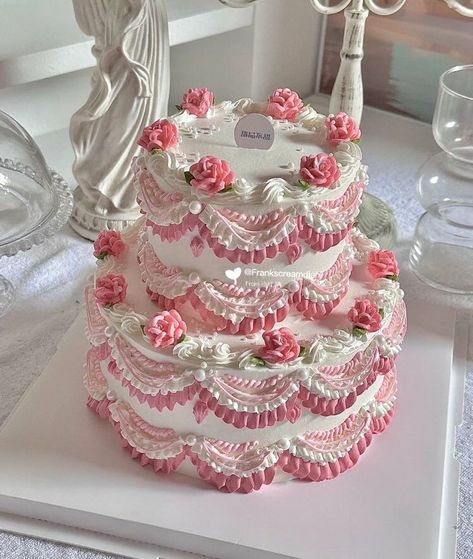 Bolo Vintage, Vintage Birthday Cakes, Mini Cakes Birthday, Cute Baking, Pretty Dessert, Creative Birthday Cakes, Dream Cake, Pretty Birthday Cakes, Cute Birthday Cakes