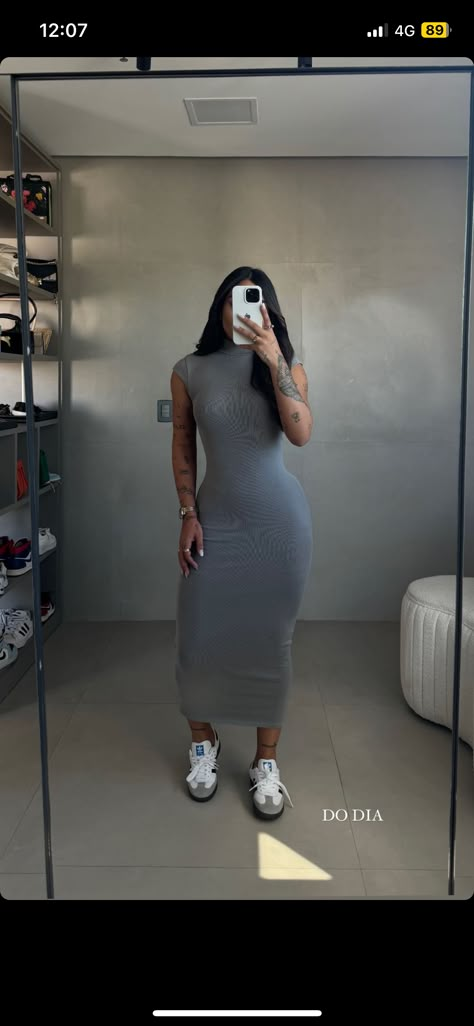 Sunday Dinner Outfit Summer, Dr Appointment Outfit Summer, Chill Outfits Summer Black Women, Sun Dress And Sneakers Outfit, Casual Date Night Outfit With Sneakers, Shopping Day Outfit Summer, Dress And Sambas, Style Sambas Women, Chic Summer Outfits 2024 Classy