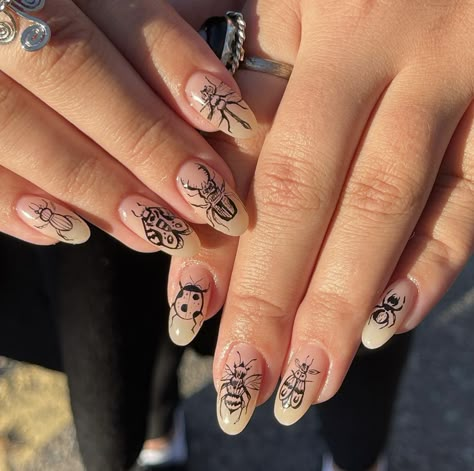 Tattoo Art Nails, Insect Nail Art, Fall Nails 2022 Trends, Autumn Nails 2022 Trends, Bug Nail Art, Autumn Nails Art, Insect Nails, Nail Colors Autumn, Autumn Nails 2022