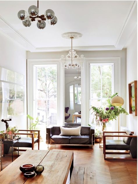 Love brownstone living. Brownstone Interiors, Vogue Design, Brooklyn Brownstone, Ideas Hogar, Home Cinema, Beautiful Living Rooms, Decor Minimalist, A Living Room, Eclectic Home