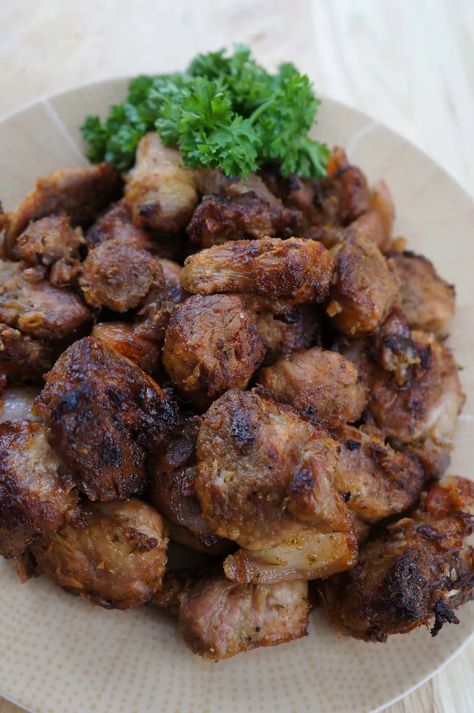 One of the national dishes of Haiti, Griot or fried pork pieces, marinated in herbs and spices, cooked and served with Pikliz. Haitian Griot, Pork Bites, Haitian Food Recipes, Low Carb Dessert, Fresh Spices, Island Food, Fusion Food, Fried Pork, Caribbean Recipes