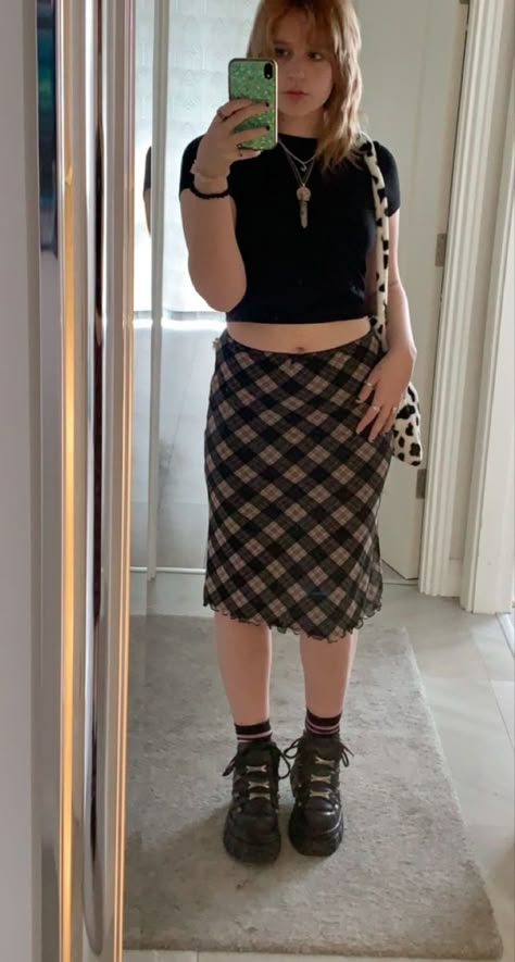 #summerfit #outfit #outfitinspo #newrock Spring Outfits Alternative, Summer Outfits Alternative, Alternative Summer Outfits, Summer Alt Outfits, Midi Skirt Outfit Aesthetic, Tartan Skirt Outfit, Basics Outfit, Grunge Skirt, Midi Skirt Outfit