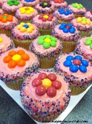 Skittles Flower Cupcakes - All Things Cupcake | Cute Cupcake Ideas for Childrens Tea Parties | Scoop.it Mm Cupcakes, Cupcakes Bonitos, Cupcakes Flores, Daisy Cupcakes, Birthday Cupcakes Decoration, Kid Cupcakes, Holiday Cupcakes, Kids Cooking, Munnar