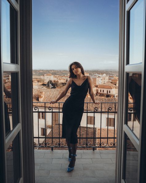 Leaning Against Railing Pose, Railing Poses, Balcony Photoshoot Ideas, Balcony Picture Poses, Door Poses, Balcony Poses, Balcony Photoshoot, Balcony Pics, Short Frock Dresses