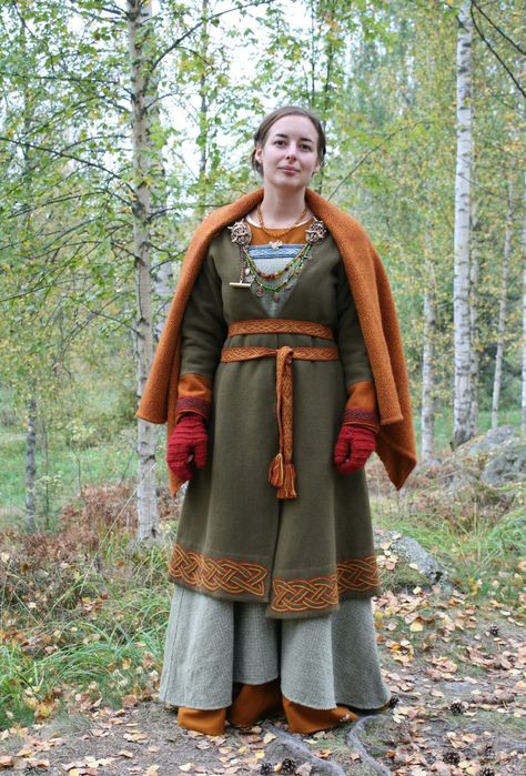 Viking woman’s coat | HANDCRAFTED HISTORY Historical Viking Clothing, Viking Clothing Women, Viking Costumes, Vikings Art, Norse Clothing, Costume Viking, Historical Viking, Kawaii Clothes Goth, Viking Garb