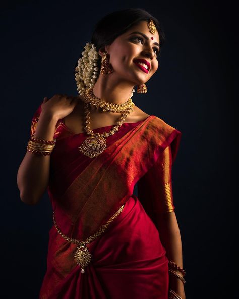 Indian Bridal Photoshoot, Indian Bride Poses, Bridal Sarees South Indian, Indian Bridal Sarees, Bridal Photography Poses, Indian Bridal Photos, Bride Photoshoot, Wedding Photoshoot Poses, Indian Bridal Lehenga