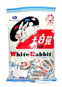 White Rabbit, my favorite candy is creamy and vanilla flavored with a rice paper exterior. White Rabbit Candy, Gummy Candy Kabobs, Rabbit Candy, Asian Candy, Candy Videos, Coconut Candy, Milk Candy, Cream Candy, Candy Brands