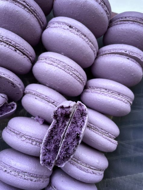 Food Purple Aesthetic, Purple Pastries, Lilac Macarons, Purple Macarons, Purple Foods, Purple Cookies, Pink Snacks, Purple Food, French Macaroons