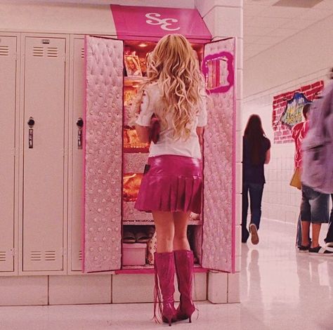 Pink Locker, Sharpay Evans, 2000s Girl, Jessica Day, Daphne Blake, Phoebe Buffay, Regina George, 2000s Aesthetic, Pink Life