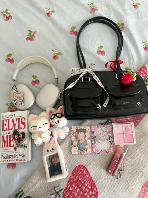 Kpop Bag, Mochila Kpop, Nature Creatures, Makeup Contouring, Everyday Bag Essentials, Makeup Cute, School Bag Essentials, Decorated Bags, Inside My Bag