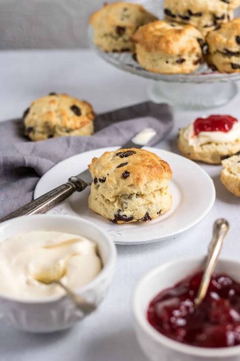 Make classic Raisin Scones with just 5 simple ingredients in 25 minutes. A great way to turn pantry staples into a tasty recipe that the whole family will love for dessert, breakfast, or a snack. Scones With Raisins, Raisin Scones Recipe Easy, Raisin Scones Recipe, Scones Recipe Uk, Irish Scones Recipe, Classic Scones Recipe, Irish Scones, Raisin Scones, Drop Scones