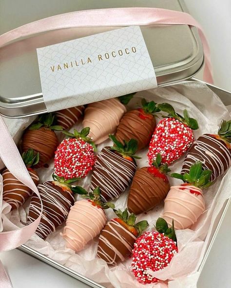 Chocolate Covered Strawberry Recipe, Chocolate Covered Strawberries Bouquet, Chocolate Covered Fruit, Chocolate Covered Treats, Chocolate Party, Edible Arrangements, Strawberry Dip, Think Food, Covered Strawberries