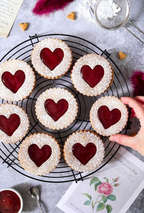 Dessert St Valentin, Keto Valentines, Valentines Recipes Desserts, Linzer Cookies, Strawberry Mousse, Raspberry Preserves, Low Carb Cheesecake, Valentine Desserts, Buttery Cookies