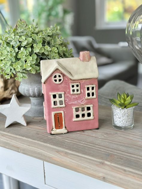 House Pottery Ideas, Mini Ceramic Houses, Ceramic Houses Ideas, Clay Houses Diy, Clay House Ideas, Ceramic Houses Pottery, Cream Windows, Ceramics House, Tea Light Houses