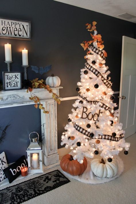 Halloween Boutique, Halloween Christmas Tree, Amazing Christmas Trees, Christmas Tree Decorating Ideas, Tree Decorating Ideas, Casa Halloween, Christmas Tree Decorating, Halloween Tattoo, Tree Decorating