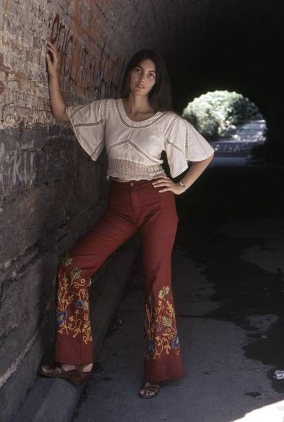 Country singer Emmylou Harris poses for a portrait in July 1975 in New York City New York 70s Mode, Gram Parsons, Emmylou Harris, 70s Inspired Fashion, Women Of Rock, Boho Life, Country Singer, Country Women, Country Fashion