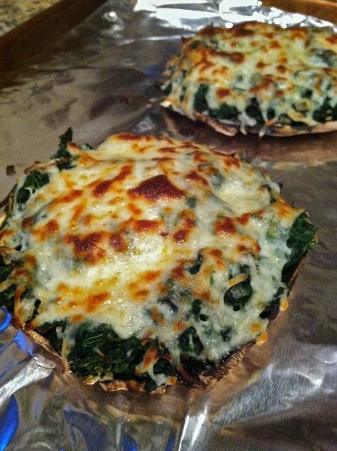 Portobello Recipes, Spicy Spinach, Spinach Vegan, Stuffed Portobello Mushrooms, Recipes Spicy, Stuffed Portobello, Cheesy Spinach, Mushroom Pizza, Mood Food