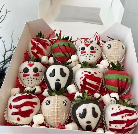 Ghostface Food Ideas, Ghost Face Chocolate Covered Strawberries, Halloween Birthday Strawberries, Scary Chocolate Covered Strawberries, Ghost Face Strawberries, Friday The 13th Strawberries, Scary Strawberries, Halloween Themed Chocolate Strawberries, Horror Themed Desserts