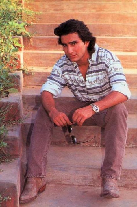 Saif Ali Khan Aesthetic, Saif Ali Khan 90s, Salman Khan Old Photos, Mens Retro Outfits, 00s Bollywood, Retro Pakistan, Retro Look Bollywood, Bollywood Theme Party Outfit, Dance Poster Design