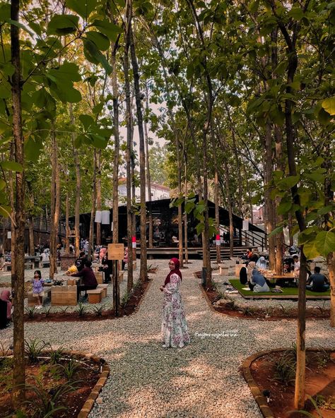 Hutan Jati Cafe Purwakarta - Wisata Milenial Landscape Cafe Design, Cafe Forest Design, Forest Restaurant Design, Cafe Design Outdoor, Cafe In Forest, Farm Cafe Design, Garden Cafe Design, Outdoor Cafe Design Low Budget, Outdoor Cafe Design Ideas