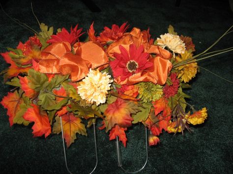 How to make a beautiful gravestone saddle with or without a saddle.  Beautiful arrangements can be made for gravestones and niches with seasonal colored flowers and a personal touch. Gravestone Decorations, Flowers Arrangements Diy, Saddle Arrangements, Memorial Projects, Diy Headstone, Grave Saddles, Memory Stones, Cemetery Saddles, Memorial Decorations