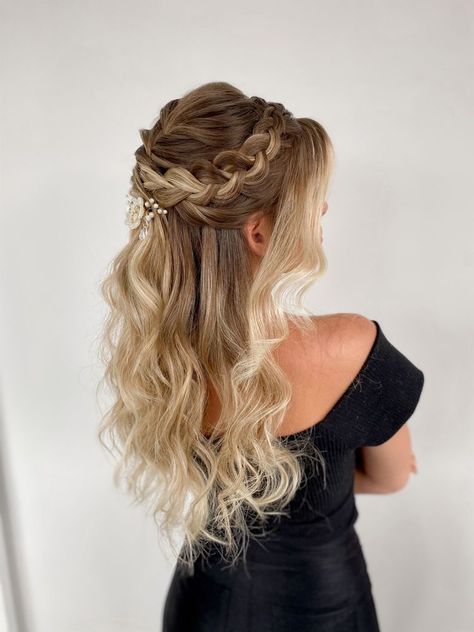 Cascading Curls Wedding Hair, Bridesmaid Hair Braid Half Up, Bridal Hair Down With Braid, Hair Ideas For Bridesmaids, Half Up Half Down Hair Wedding, Hair Stail, Bridal Hairdo, Simple Prom Hair, Bridal Hair Inspiration