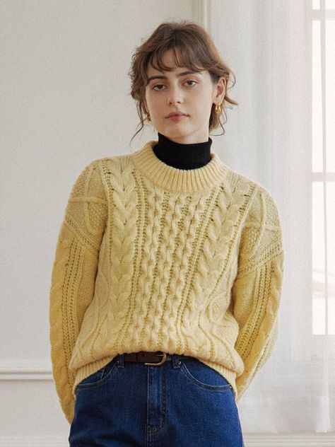 Yellow sweater outfit