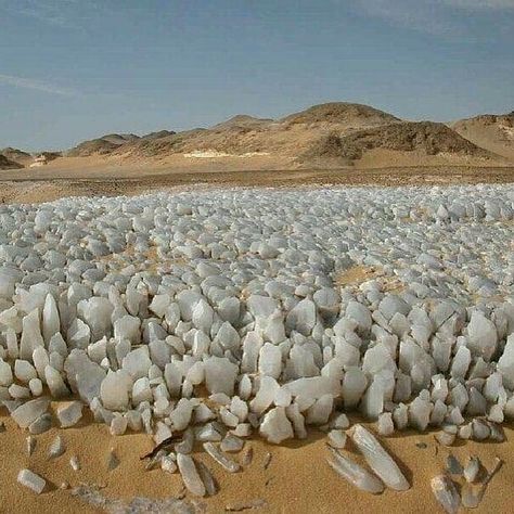 The Crystal Mountain in Egypt (Photos) Crystal Mountain, White Desert, Geology Rocks, Cool Rocks, Egypt Travel, Minerals And Gemstones, Natural Phenomena, Rocks And Minerals, The Desert