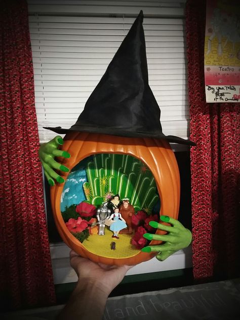 The Wizard of Oz pumpkin. Wizard Of Oz Pumpkin Decorating Ideas, Wizard Of Oz Pumpkin Decorating, Wizard Of Oz Pumpkins, Wizard Of Oz Pumpkin Ideas, Wizard Of Oz Pumpkin, Book Character Pumpkins, Story Book Pumpkin, Character Pumpkins, Pumpkin Decorating Contest