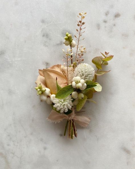 Fall Boutonnieres, Button Holes Wedding, Bridal Bouquet Fall, Flower Inspiration, Groom Boutonniere, Wedding Flower Inspiration, Boutonniere Wedding, Ceremony Flowers, Flower Arranging