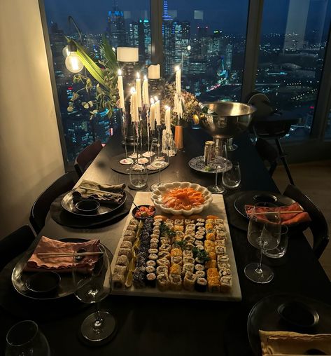 Sushi Table Decoration, Sushi Dinner Party, Home Sushi, Hosting At Home, Bday Vibes, 19th Bday, Sushi Dinner, Sushi At Home, Sushi Party