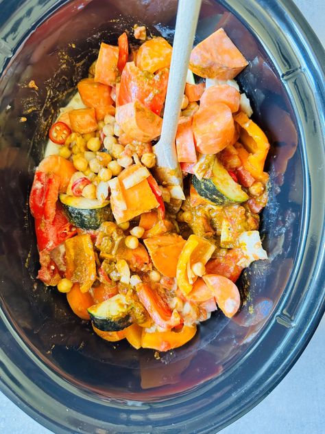 Slow Cooker Vegetable Curry Slow Cooker Vegetable Curry, Vegetable Curry Recipe, Soup Maker Recipes, Vegetable Curry Recipes, Soup Maker, Soup Recipes Slow Cooker, Colorful Vegetables, Chickpea Curry, Lentil Curry