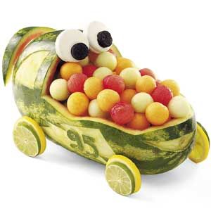 Watermelon Race Car! Great for a "Cars" theme party. Fruits Decoration, Watermelon Art, Decorações Com Comidas, Watermelon Carving, Food Carving, Cars Birthday Parties, Birthday Party Food, Baby Carriage, Cars Birthday