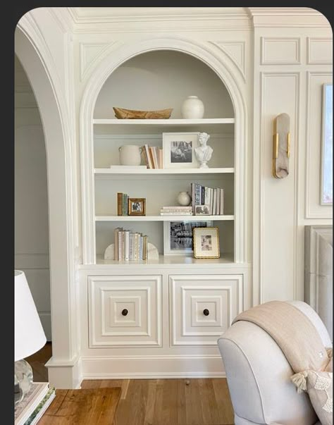 Styling White Bookshelves, White Library Aesthetic, Bookshelf In Living Room, Arched Bookshelves, Bookcase Aesthetic, Classic Bookshelf, White Library, Classic Shelves, White Bookshelf