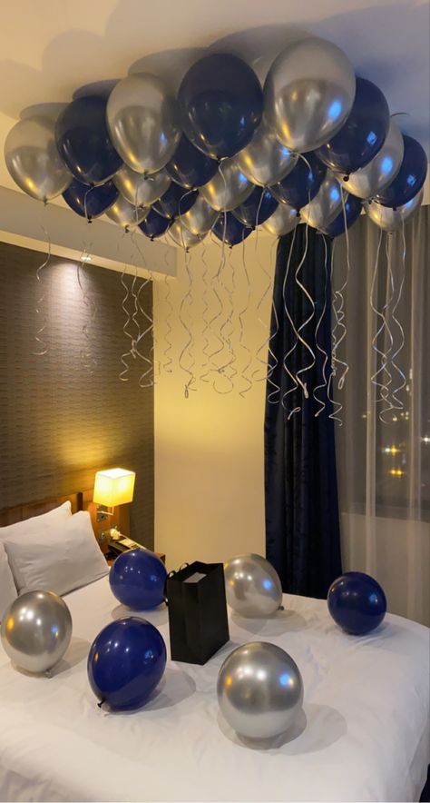 Birthday Balloons With Pictures Attached, Balloon Decorations On Ceiling, Celling Ballon Decoration, 24th Birthday Ideas Men, Ballon’s On Ceiling, Decorating Ideas For The Birthday, Balloon Set Up, Bedroom Birthday Surprise Boyfriend, Ceiling Balloon Decor