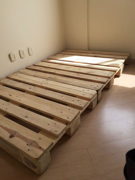 No Furniture Bedroom, Palet Bed Frame, Bed Pallets Ideas, Pallet Bedroom Ideas, No Bed Frame Ideas, No Bedframe Bedroom Ideas, Black Mini Skirt Fits, Diy Pallet Bed Ideas, Wood Pallet Bed