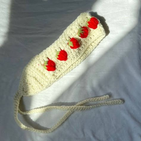 Crochet Projects Strawberry, Cottage Style Crochet, Crochet Ideas Cottagecore, Crochet Ideas Headbands, Crochet Projects Headband, Crochet Clothes Cottagecore, Headband Design Ideas, Crochet Strawberry Tutorial, Headband Crochet Ideas