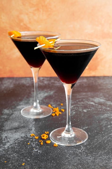 This martini is the perfect drink to jump into summer. It is the perfect blend of sweet and refreshing with both a chocolate and orange liqueur. Chocolate Orange Cocktail, Chocolate Orange Martini, Orange Martini, Gluten Free Cocktails, Chocolate Martini Recipe, Chocolate And Orange, Orange Vodka, Orange Cocktails, Orange Liqueur